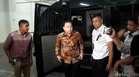 Jaksa meyakini Novanto terlibat dalam kasus tersebut dengan peran mengintervensi anggaran proyek tersebut. Selain itu, Novanto juga diyakini menerima aliran uang dengan total USD 7,3 juta dari proyek itu.  (Foto: Haris Fadhil/detikcom)