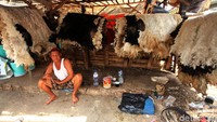Selain beduk, pedagang juga menjual kulit kambing dan sapi.