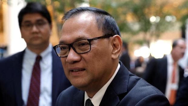 Indonesia Governor Agus Martowardojo speaks with the delegation after IMFC plenary the IMF/World Bank spring meeting in Washington, U.S., April 20, 2018. REUTERS/Yuri Gripas