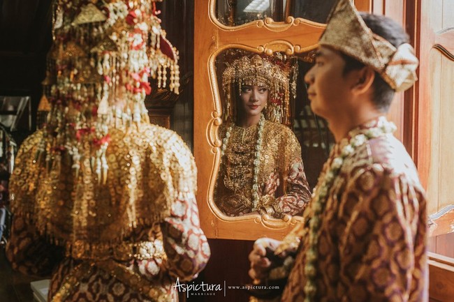 Foto berbusana tradisional pun bisa terlihat modern dengan arahan pose dan pencahayaan yang tepat. Dok. Aspictura