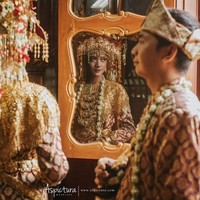 Foto berbusana tradisional pun bisa terlihat modern dengan arahan pose dan pencahayaan yang tepat. Dok. Aspictura