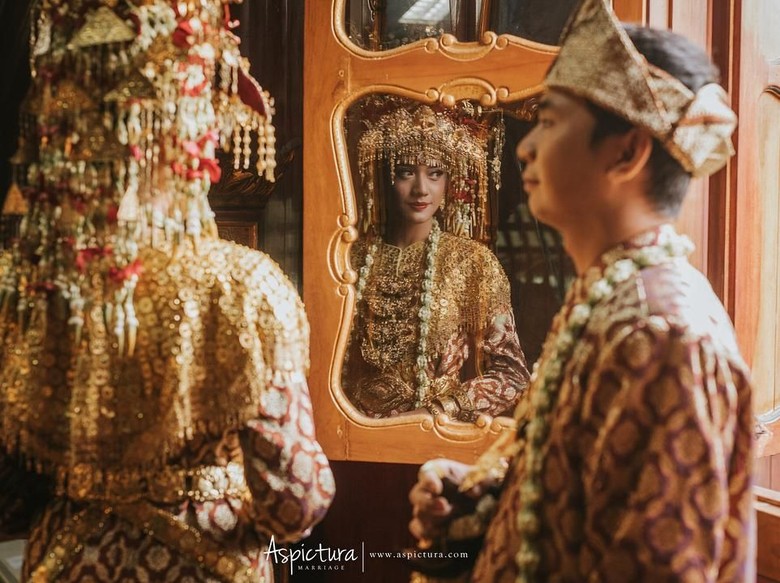 Nikah dengan Adat Batak Raditya Dika Belajar Lagi Tari 