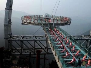 Foto: Balkon Kaca Terbesar Dunia di Tebing China