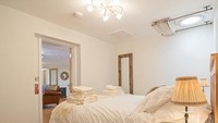Bunker ini dilengkapi dengan lubang cahaya yang terletak di bagian atas. Ada tirai yang menempel di langit-langit kalau cahayanya terlalu silau. Unik! (cottages.com)