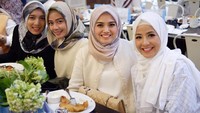 Bersama dengan teman-teman, Natasha Rizky terlihat sedang berkumpul dan menikmati makanan enak. Foto: Instagram @natasharizkynew