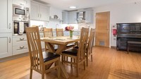 Bunker ini juga dilengkapi dengan dapur yang bisa dipakai. Bahkan ada juga piano. Lusa ya? (cottages.com)