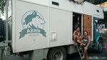 Truk Tua Rasa Rumah untuk Bule Austria Keliling Dunia