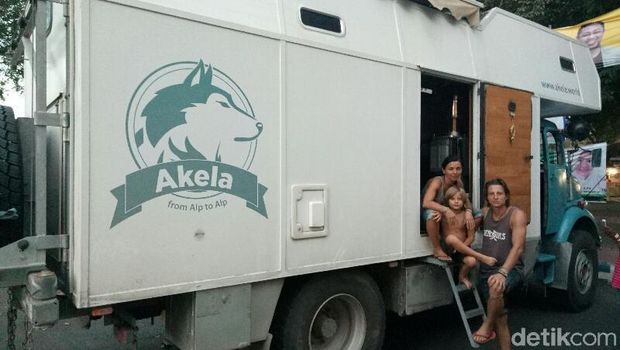 Mereka bertiga telah berkeliling dunia dengan truk tua