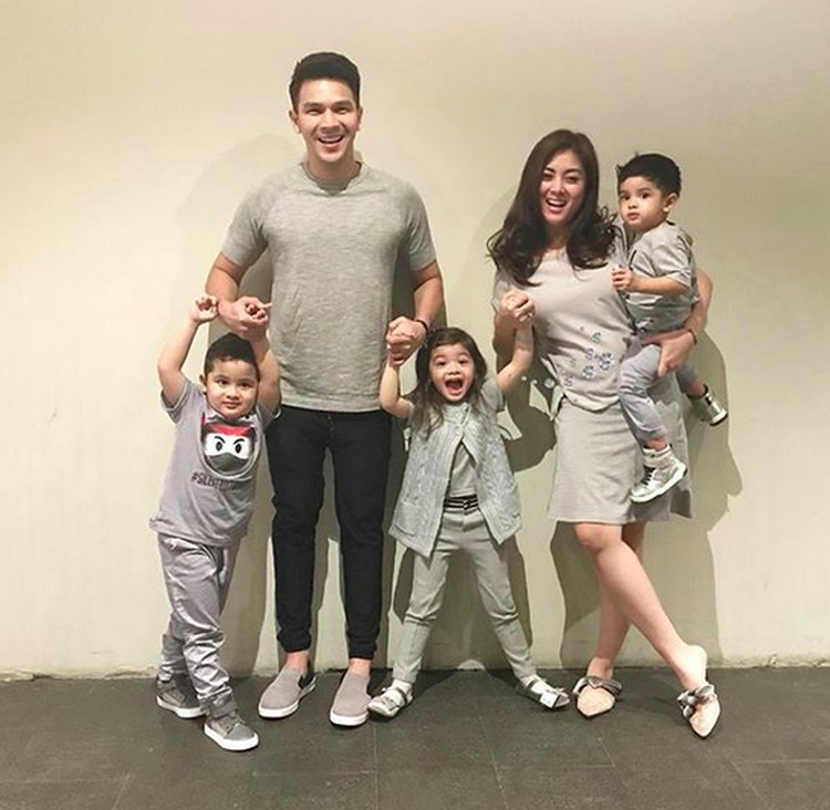 Gaya Kece Keluarga Jonathan Frizzy Saat Pakai Baju Kembaran Gaya Kece Keluarga Jonathan Frizzy Saat Pakai Baju Kembaran