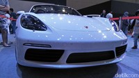 Porsche Boxster tahun 2018 berkelir putih yang elegan. Menggendong mesin 6 silinder berkapasitas 2.0 L, mobil yang mampu mengeluarkan tenaga sampai 256 tk di 6,700 RPM dan torsi maksimum 207 Nm pada 4,500 RPM ini dibanderol Rp 2,1 miliar (off the road). Mobil akan sampai di garasi peminatnya enam bulan kemudian (kalau stock sudah habis). Foto: Ruly Kurniawan