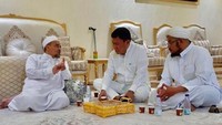 Politikus PDIP yang juga Anggota Komisi VIII DPR Erwin Moeslimin bertemu dengan Habib Rizieq di Mekah, Arab Saudi. Beberapa yang dibahas mulai isu kebangkitan PKI, pilkada serentak, hingga kasus hukum Habib Rizieq. (Foto: Dok. Pribadi Erwin Moeslimin)