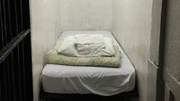 Walaupun punya masa lalu kelam dan cerita mistis, penginapan ini mengundang banyak perhatian karena desain kamar yang beda banget yaitu sel penjara. (tomokembery/Instagram)