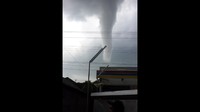 Penampakan angin puting beliung ini didapatkan dari Kepala Pusat Data Informasi dan Humas BNPB, Sutopo Purwo Nugroho. Gambar ini merupakan tangkapan layar dari sebuah video. (Dok. BNPB)