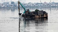 Waduk tersebut dibersihkan menggunakan ekskavator.
