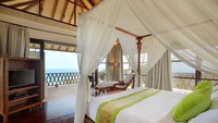 Ini adalah kamar utama  di lantai dua dengan lantai kayu, yang langsung beradapan dengan laut. Kasurnya pun berukuran super king. (Booking.com)