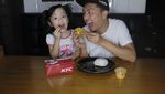 Begini Gaya Omesh Saat Makan Bersama Istri dan Anaknya!