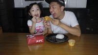 Lagi-lagi bersama Embun. Omesh dan anak sulungnya ini terlihat sedang menikmati ayam goreng tepung dengan paduan cocolan keju. Nyam! Foto: Instagram @omeshomesh