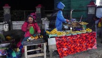 Nah kalau tak bawa bekal saat berburu sunrise di Penanjakan 1 jangan khawatir. Banyak pedangan yang menjajakan makanan dan minuman di sini (Kurnia/detikTravel)