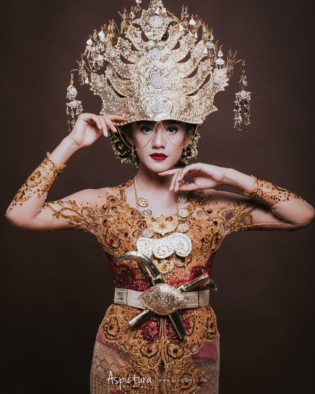 Pose Anissa Aziza terlihat cantik dan kuat mengenakan atribut baju pengantin Mandailing. Dok. Aspictura