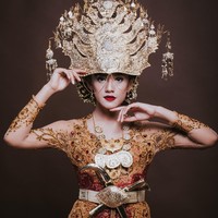 Pose Anissa Aziza terlihat cantik dan kuat mengenakan atribut baju pengantin Mandailing. Dok. Aspictura