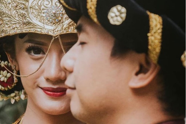 Foto close-up yang cantik menampilkan riasan calon pengantin wanita. Dok. Aspictura
