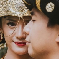 Foto close-up yang cantik menampilkan riasan calon pengantin wanita. Dok. Aspictura