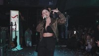Sehari sebelumnya ia tampil seksi dengan crop top dan rok hitam saat mengisi acara di Padang. (Dok. Instagram/awkarin)
