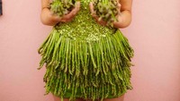Sayur asparagus berhasil dirubah menjadi satu gaun berwarna hijau yang cantik. Foto: Instagram @imlauramiller