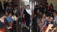 Deisti Tagor saat memasuki ruang sidang.