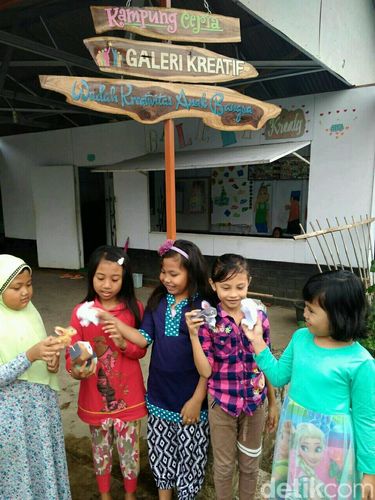 Mengenal Muzeki, Pendiri Galeri Kreatif untuk Anak Buruh Migran