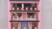 Anyeonggg, tulis Natasha Rizky dalam akun Instagramnya. Ibu dua anak ini terlihat sedang berfoto dengan donat dan botol-botol lucu. Foto: Instagram @natasharizkynew