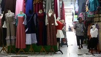 Mereka ingin seperti para pedagang yang diijinkan berjualan di trotoar dan Jalan Jatibaru.