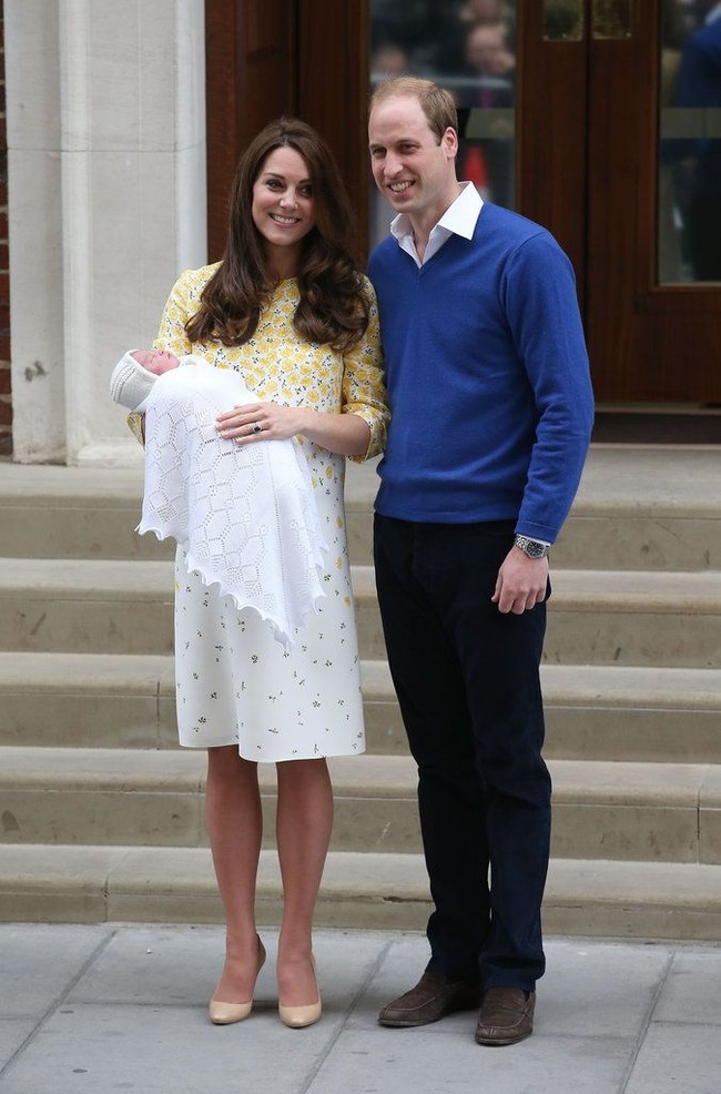 Ketika Putri Charlotte lahir di bulan Mei 2015, Duchess Kate mengenakan gaun Jenny Packham lainnya. Kali ini adalah shift dress kuning dengan motif floral yang cerah, dari koleksi musim semi. Kate mengenakan sepatu pump Jimmy Choo sebagai padanan gaunnya. Foto: Dok. Getty Images