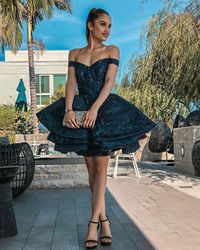 Cinta Laura tampil cantik dengan dress biru.