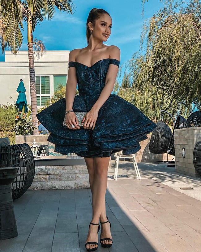 Tidak ketinggalan sepasang anting lingkar besar yang memaksimalkan riasan wajanya yang bergaya natural. (Foto: Instagram/Cinta Laura)