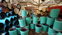 Drum-drum yang akan dibuat beduk dicat warna-warni.