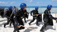 Latihan persiapan penutupan sementara Pulau Boracay, Filipina, Selasa (24/4/2018) (Foto: Dok. REUTERS/Erik De Castro)