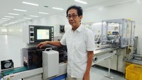 Direktur Sido Muncul Irwan Hidayat di depan mesin fill and seal.