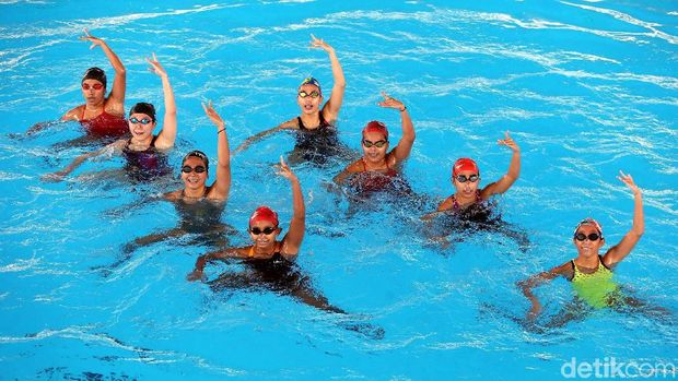 Tim renang indah nasional berlatih di Stadion Aquatic, kompleks Gelora Bung Karno (GBK), Senayan. 