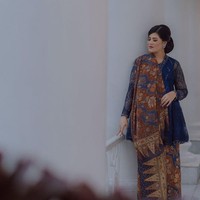 Berkebaya biru dengan rambut disanggul klasik, keanggunan Kahiyang Ayu sebagai wanita Jawa makin terpancar. Kain dan kebaya yang dikenakannya merupakan karya Diguci Design Studio. Foto: Instagram/@ayanggkahiyang