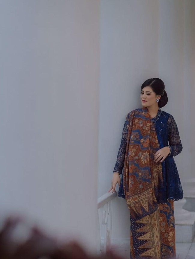 Berkebaya biru dengan rambut disanggul klasik, keanggunan Kahiyang Ayu sebagai wanita Jawa makin terpancar. Kain dan kebaya yang dikenakannya merupakan karya Diguci Design Studio. Foto: Instagram/@ayanggkahiyang