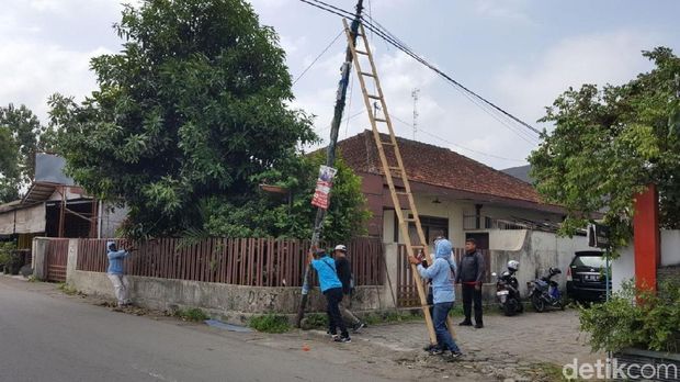 Petugas perbaiki kabel telepon yang rusak