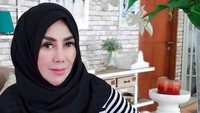 Sedang mencicip steak. Wanita yang biasa dipanggil Mamah Amy ini terlihat asyik menyantap steak berlumur saus gurih! Foto: Instagram @amy_r_qanita