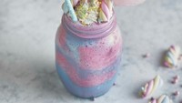 Yang cantik ini bisa melegakan tenggorokan. Namanya rainbow milkshake. Kayaknya manis dan enak ya? Foto: Instagram @teddycastle.thailand