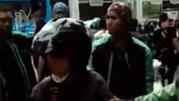 Sosok yang menyuruh hal tersebut juga sesama driver ojol perempuan. Bahkan dia juga mengumpat dengan kata kasar.