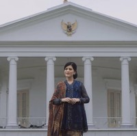 Kehamilan Kahiyang Ayu diperkirakan sudah memasuki tiga bulan. Busana berpotongan longgar pun jadi pilihannya untuk tampil memesona. Foto: Instagram/@satuhatiphoto