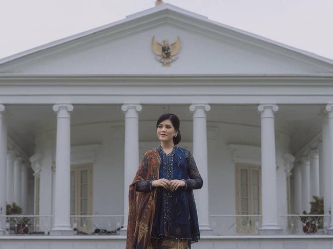 Kehamilan Kahiyang Ayu diperkirakan sudah memasuki tiga bulan. Busana berpotongan longgar pun jadi pilihannya untuk tampil memesona. Foto: Instagram/@satuhatiphoto