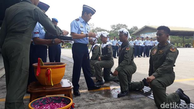 Ceplok Telur, Ritual Wajib untuk Pilot Baru Lanud Iswahjudi