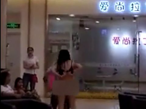 Wanita nekat buka baju saat bertemu mantan suami