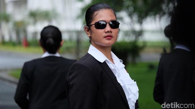 Paspampres perempuan yang kawal Jokowi /
